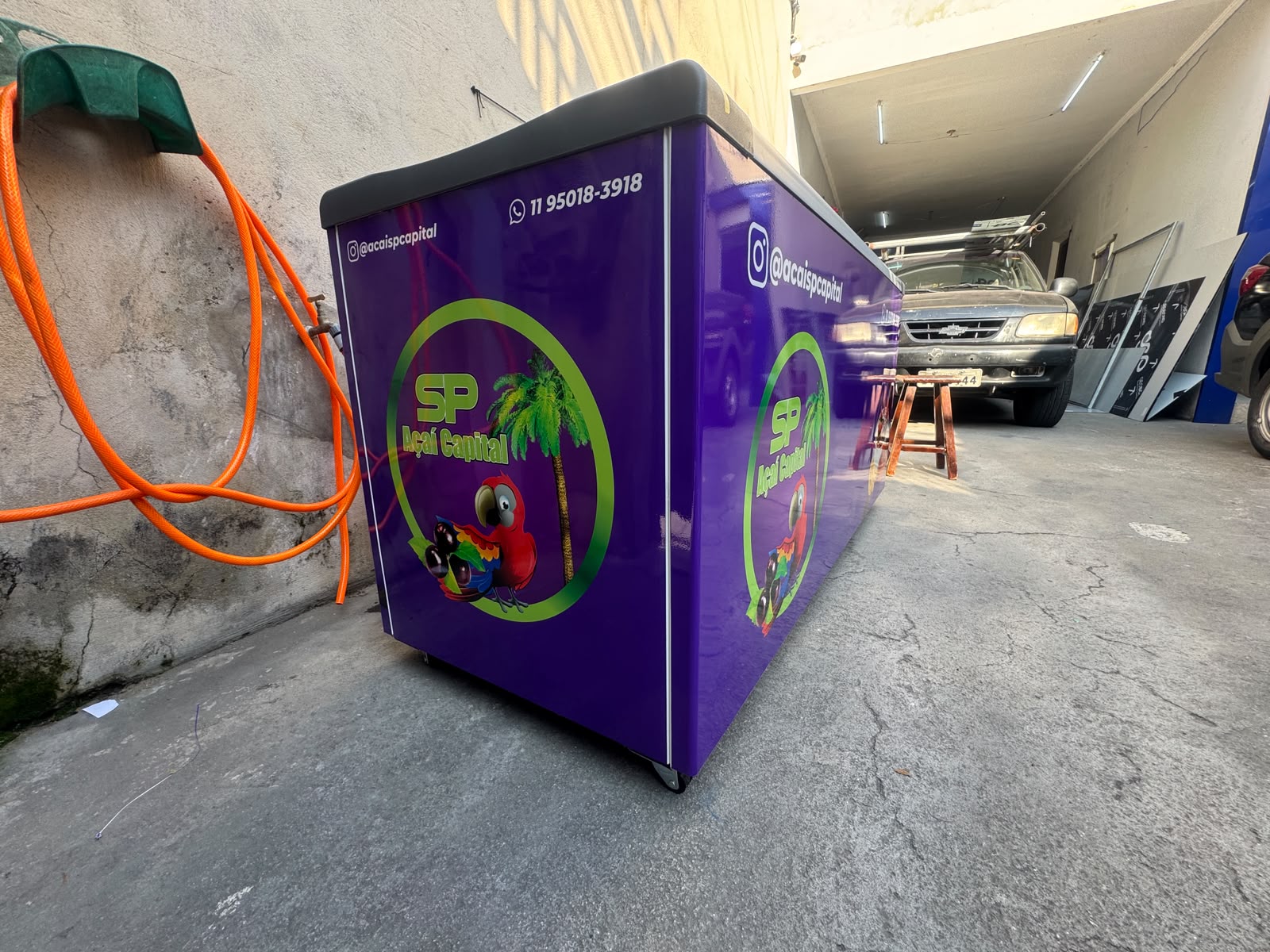 Adesivação técnica e personalizada em equipamentos e superfícies